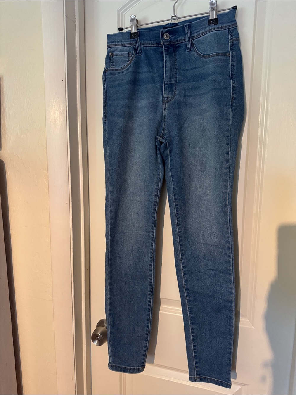 Curve Appeal Slim High-Rise Skinny Jeans in Medium Blue size 4/27